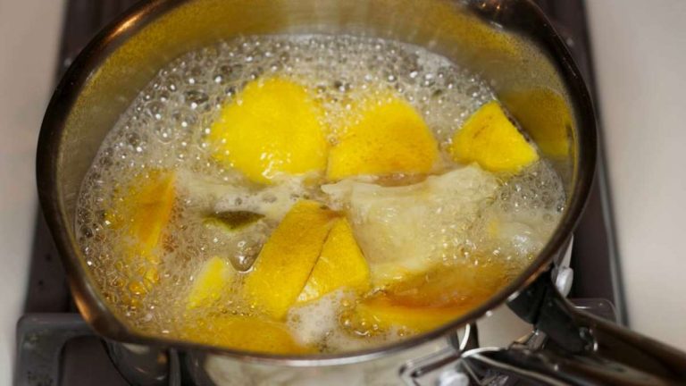 Bonne nouvelle : mélanger du bicarbonate de soude et des écorces de citron nettoie toute la maison naturellement