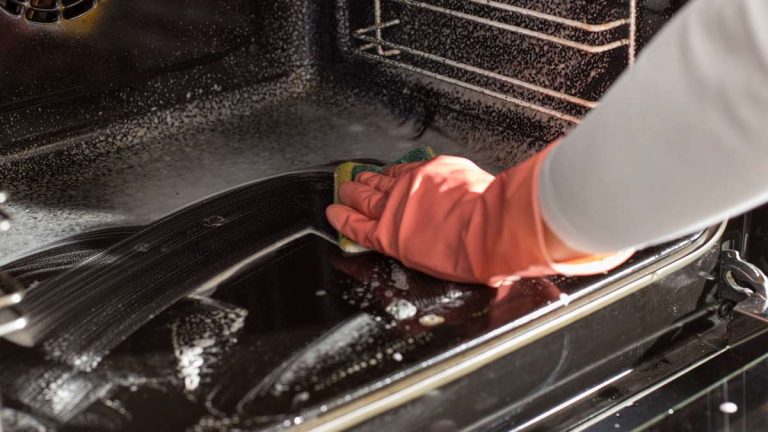 Une seule citronne suffit pour nettoyer votre four, même la graisse brûlée